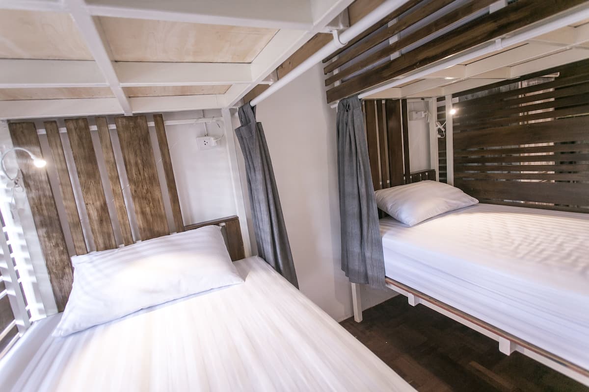 6-Bed in Mixed Dormitory with Shared Bathroom | WiFi (free), bed sheets