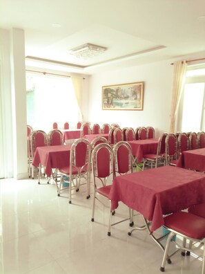 Sarapan dihidangkan, masakan tempatan 