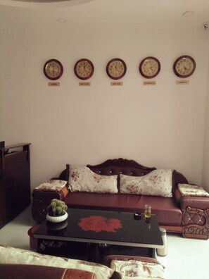 Lobby sitting area - White Horse Hotel & Restaurant (Da Lat)