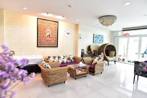 Lobby sitting area - Kaewfathip Apartment (Pattaya)