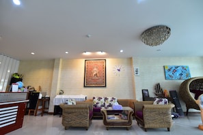 Lobby sitting area - Kaewfathip Apartment (Pattaya)