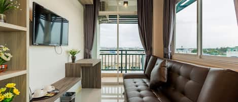 Exclusive Suite | Living room | 32-inch flat-screen TV with cable channels, TV