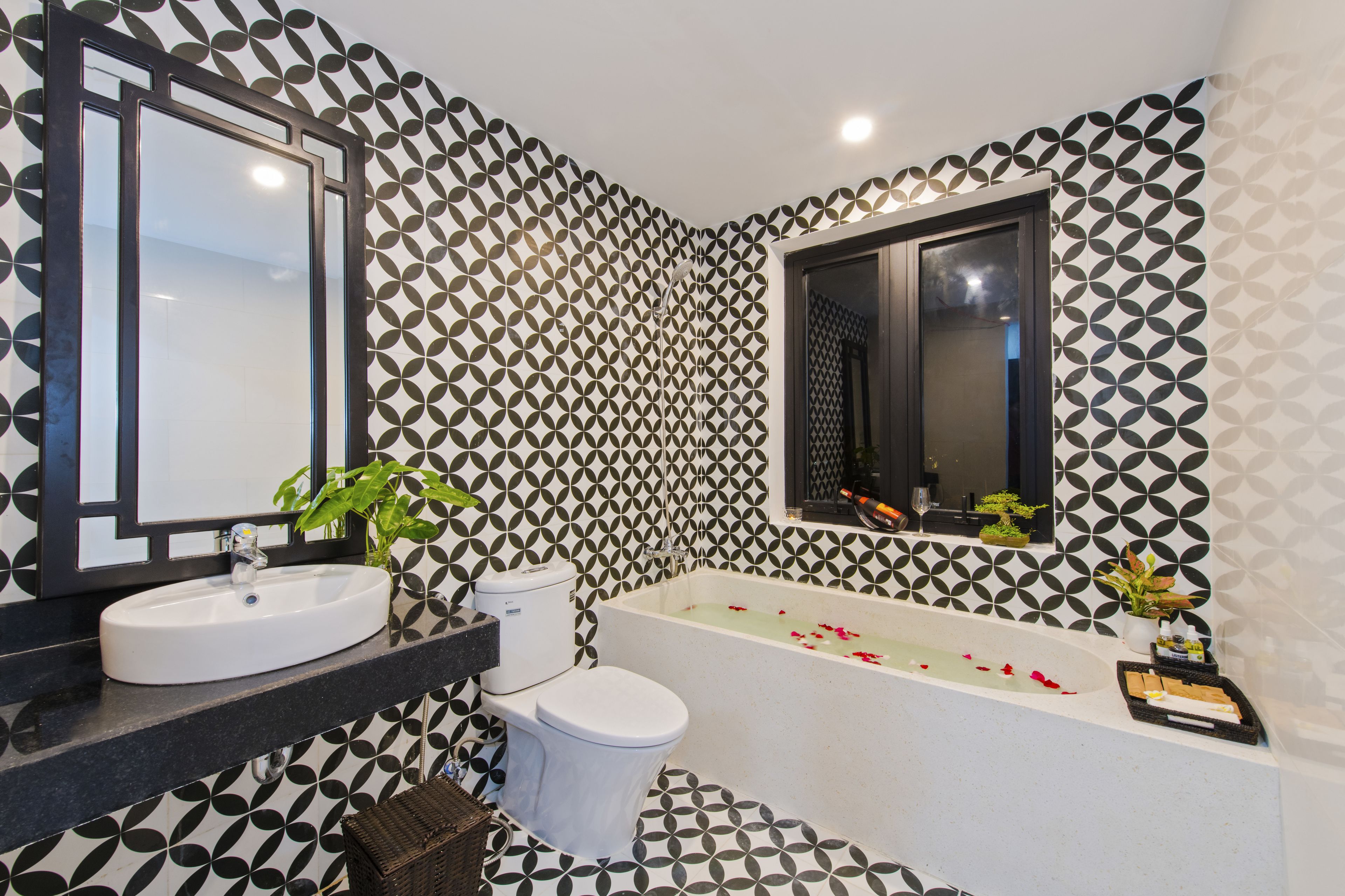 junior suite, connecting rooms, river view | bathroom | free toiletries, hair dryer, slippers, towels