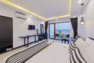 Frigobar, cofres nos quartos, escrivaninha