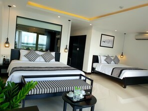 Quarto família, sacada | Frigobar, cofres nos quartos, escrivaninha