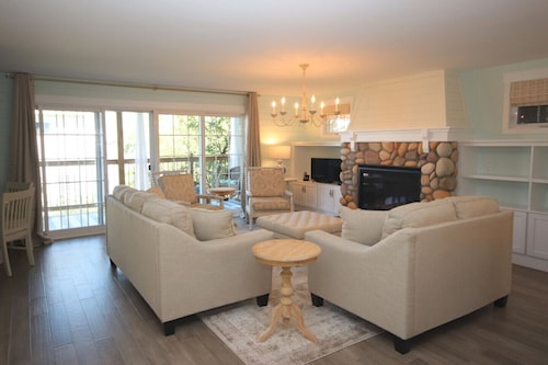 Location, location, location!  Private - Waterview - Downtown Cottage