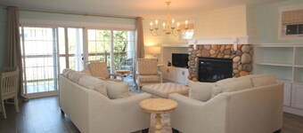 Location, location, location!  Private - Waterview - Downtown Cottage