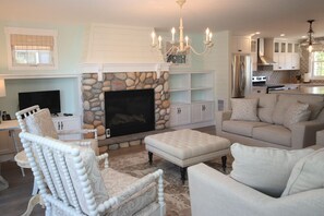 智能电视、壁炉、书