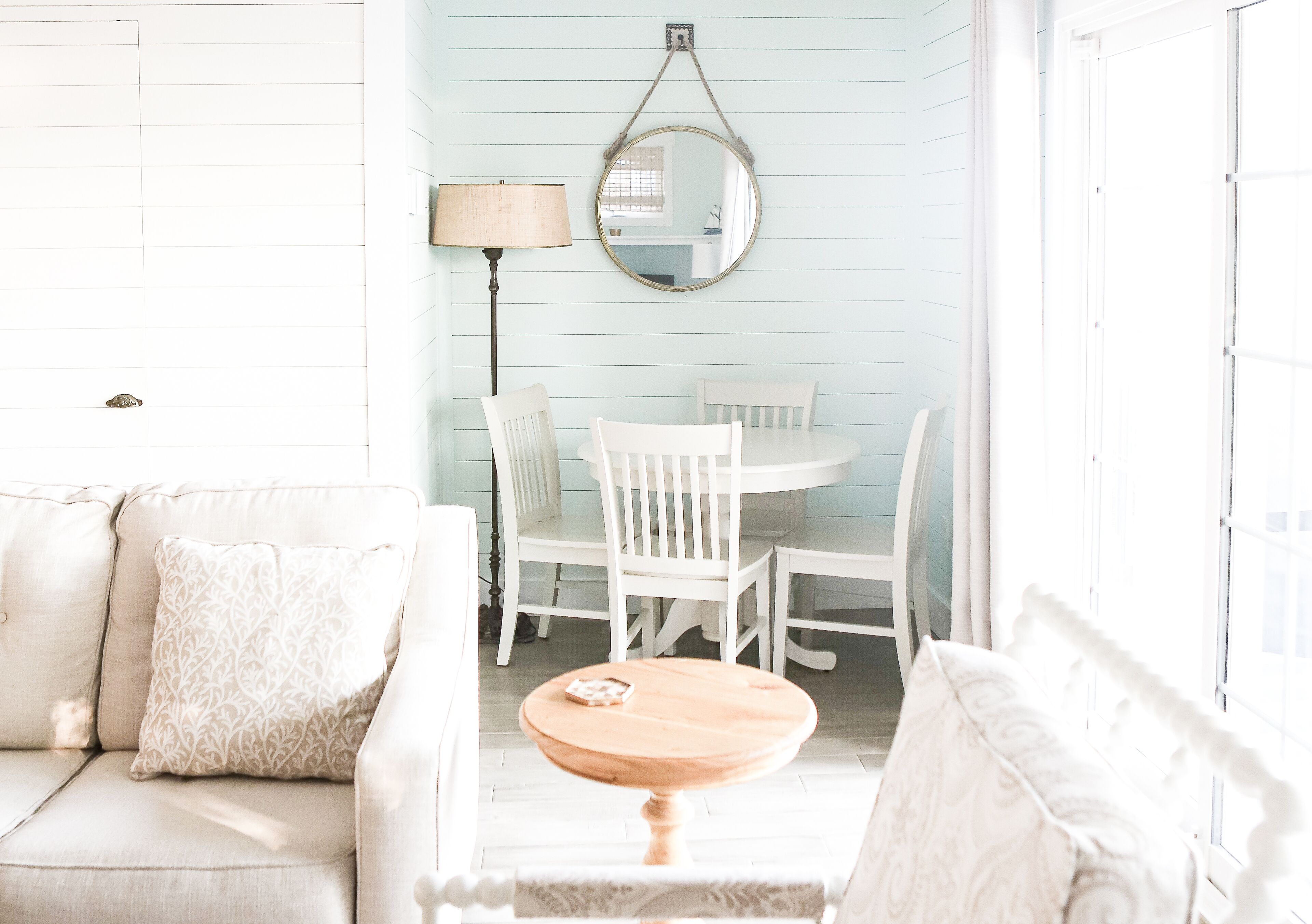 Smart TV, lareira, livros