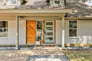 Exterior detail - Bachelorette Fave w Pool - 2 Miles to Downtown ATX (Austin)