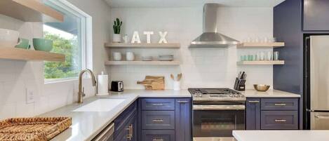 Refrigerador, microondas, horno y parrilla de estufa