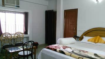 Executive Room, 1 Double Bed | 1 bedroom, in-room safe, individually decorated, individually furnished