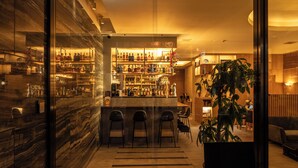 Bar (on property) - Kyoto Shijo Takakura Hotel grandereverie (Kyoto)