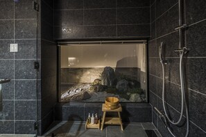 Familie suite, niet-roken (King Room, 2 Duvet, Frosted Glass) | Badkamer | Een aparte badkuip en douche, een diep bad, een regendouche