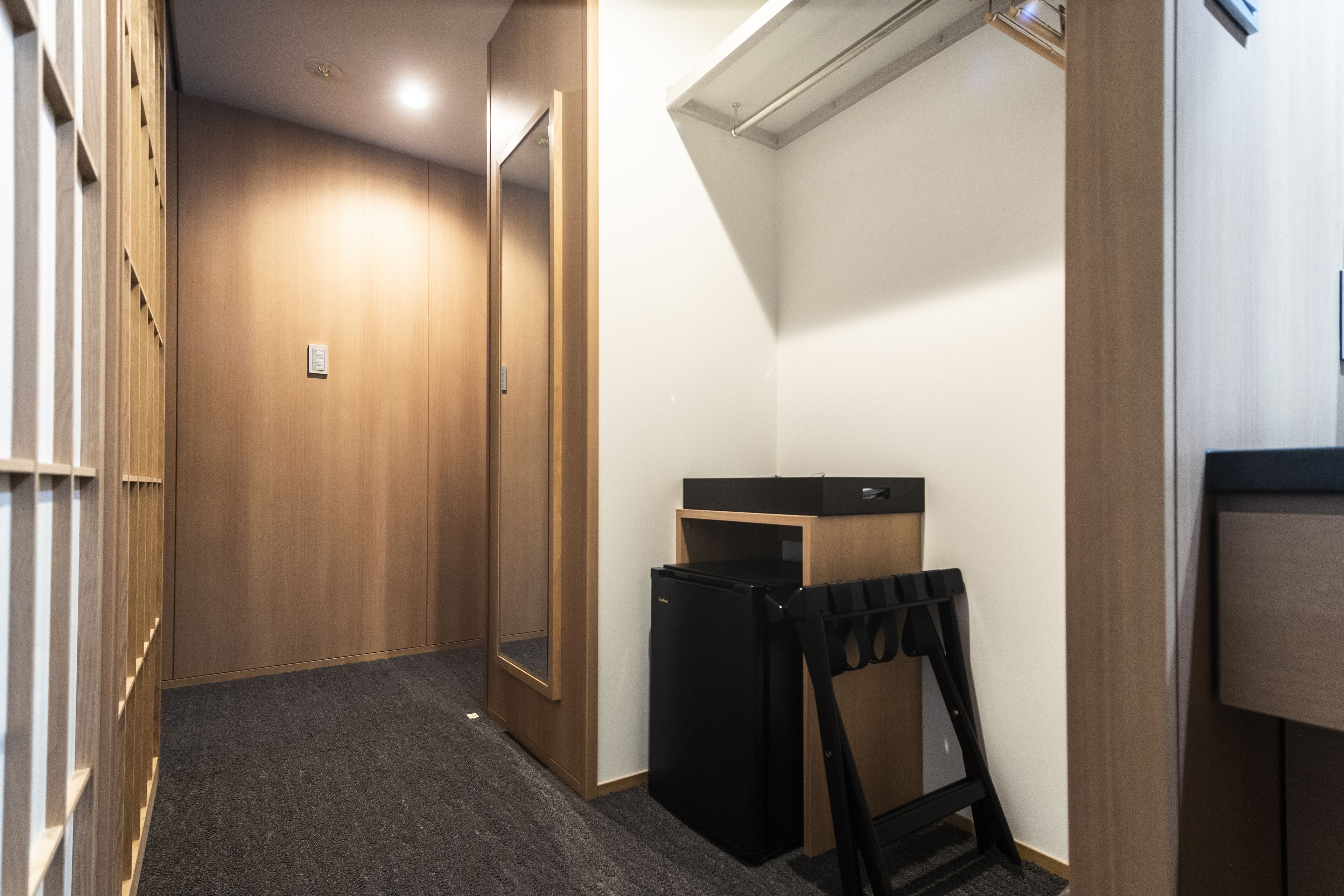 family suite twin room, frosted glass, non smoking | mini fridge