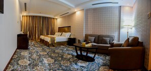 Minibar, caja de seguridad en la habitación y escritorio 