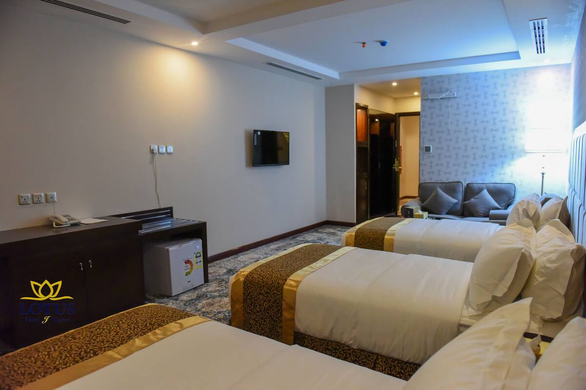 Kamar Triple | Minibar, brankas, meja kerja, dan ruang kerja ramah laptop