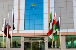 Fachada de la propiedad por la tarde o noche