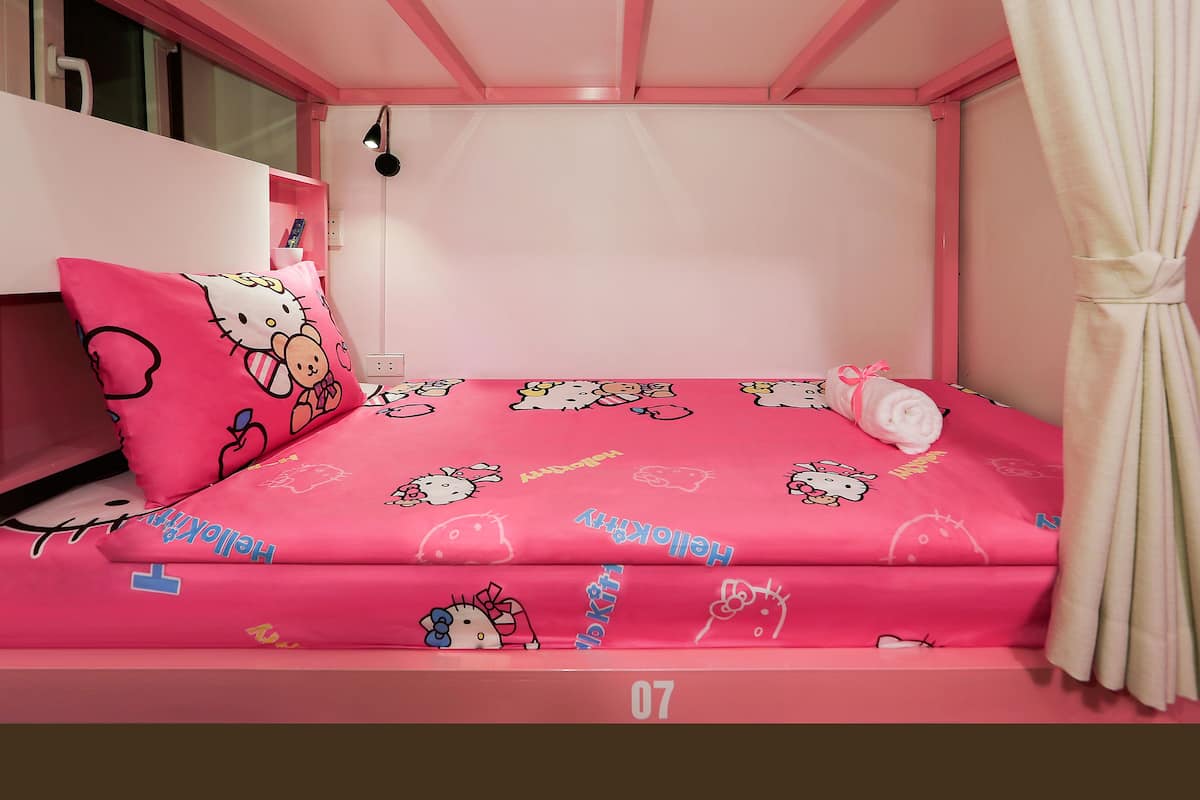Dormitorio compartido, solo para mujeres | Caja de seguridad en la habitación, cortinas blackout y insonorización