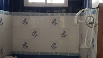 Kamar Double Standar | Kamar mandi | Shower, perlengkapan mandi gratis, dan pengering rambut
