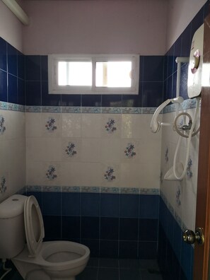 Standard Double Room | Bathroom - Turfan Hotel and Tigger Park (Phon Charoen)