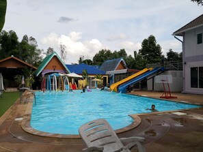 Outdoor pool - Turfan Hotel and Tigger Park (Phon Charoen)