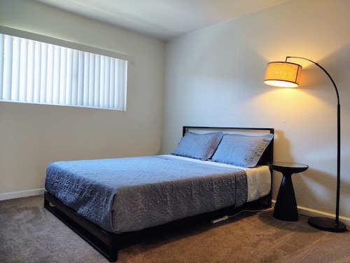 広々とした2bd 2baのapt。ビーチ、レストラン、エンターテイメント、ショッピング街の近く。 