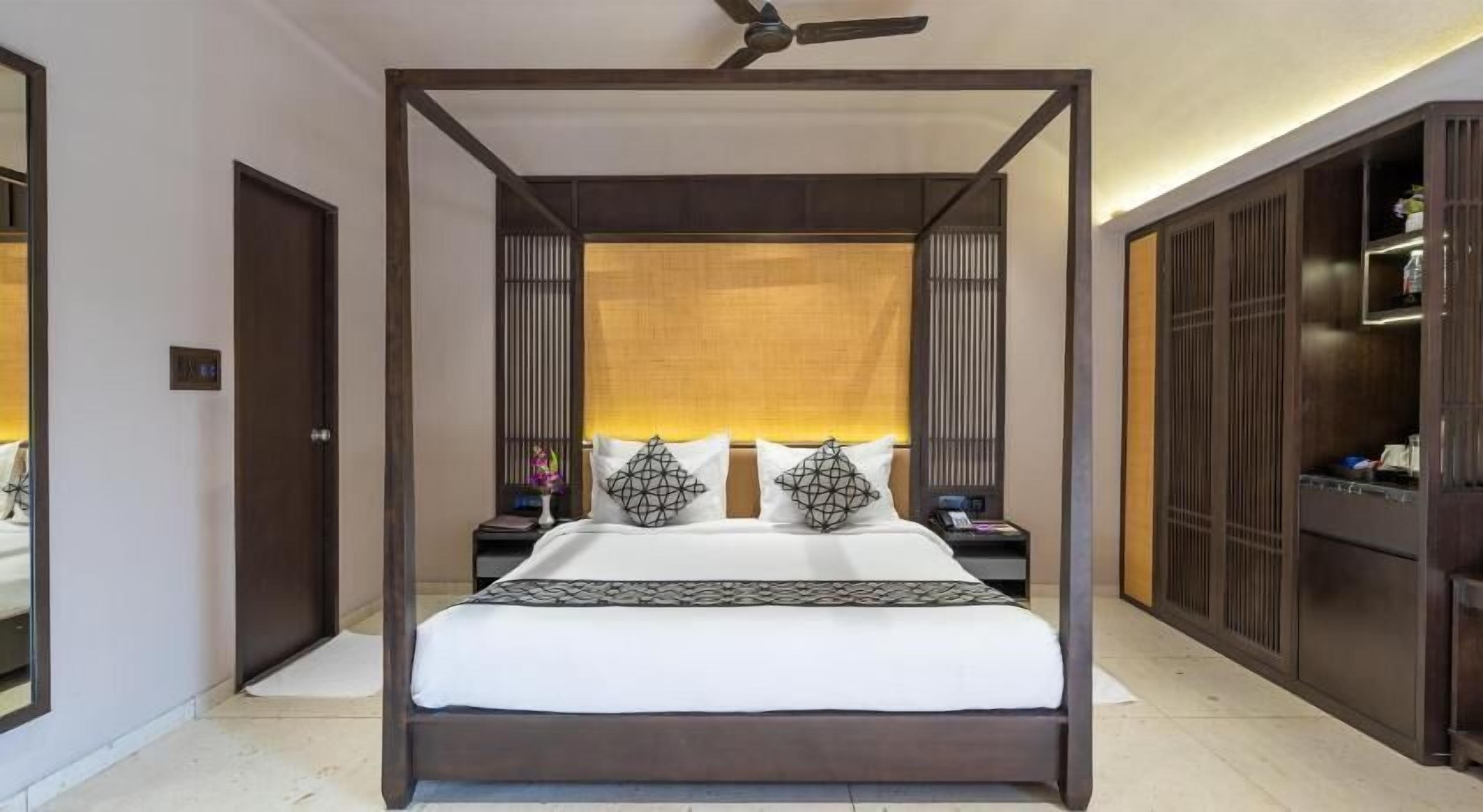 Hypo-allergenic bedding, in-room safe, desk, laptop workspace