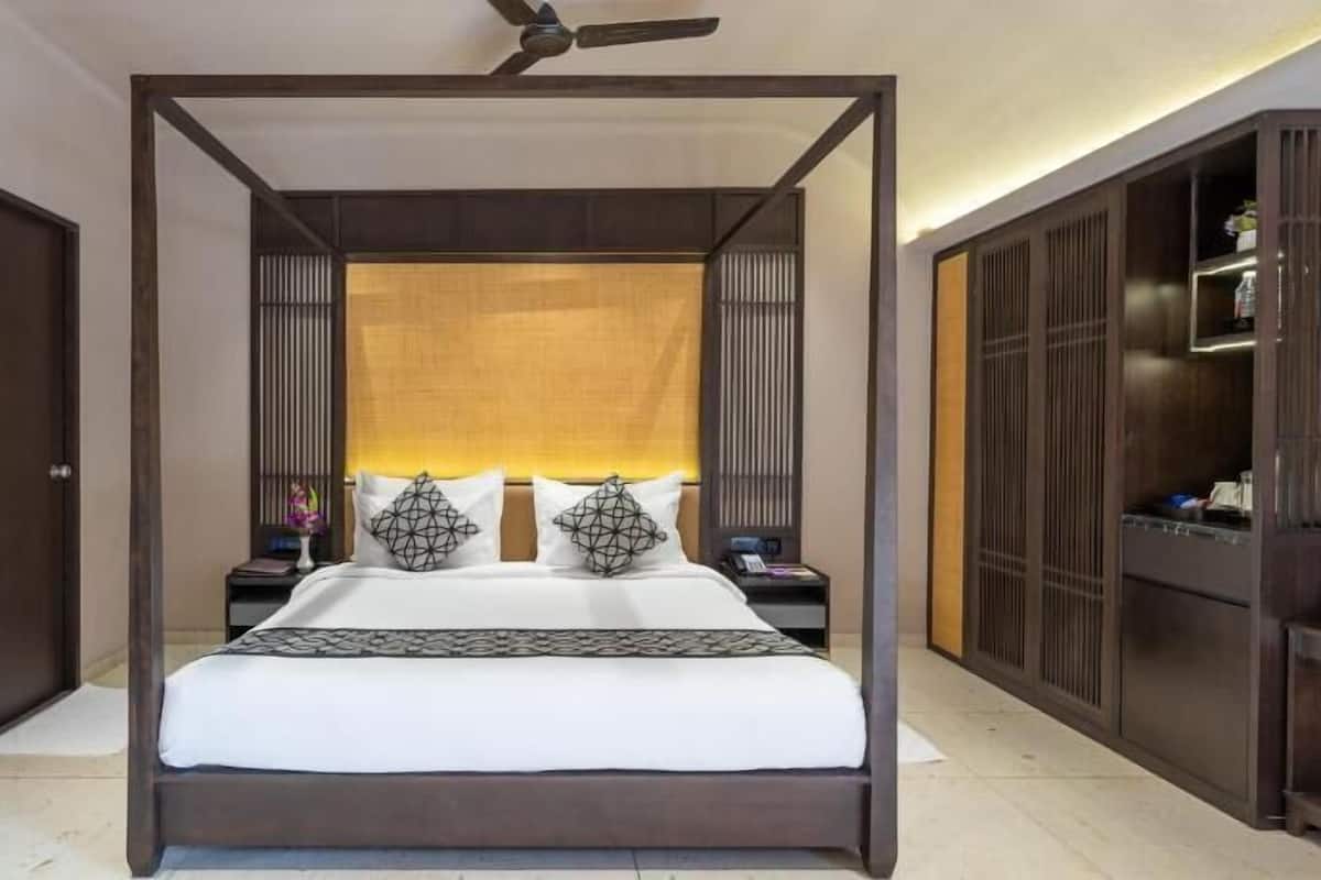 Hypo-allergenic bedding, in-room safe, desk, laptop workspace