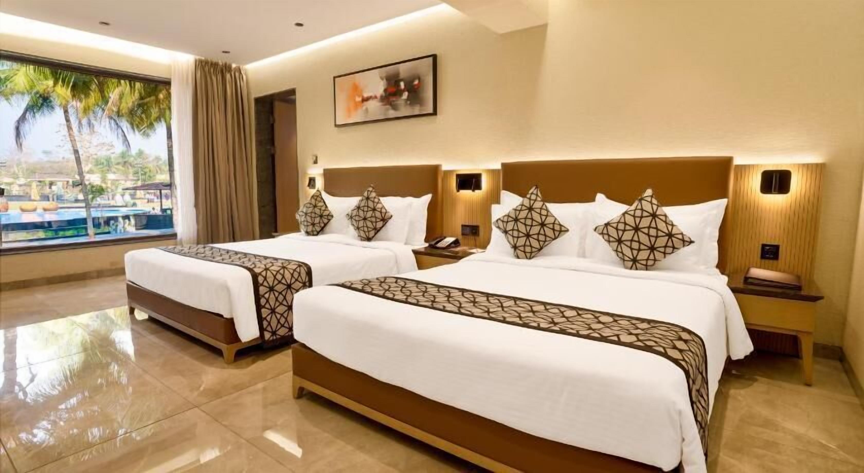Hypo-allergenic bedding, in-room safe, desk, laptop workspace