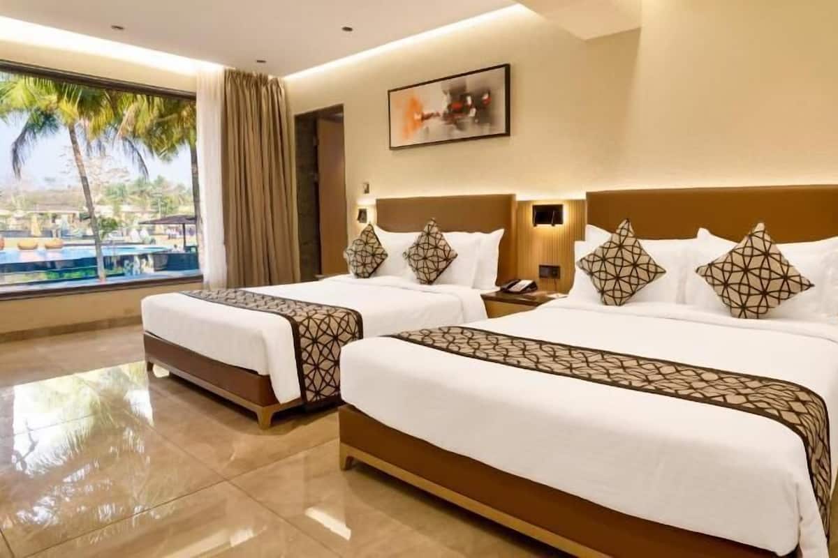 Habitación de hotel con dos camas, un ventanal con vistas a palmeras y un cuadro en la pared.