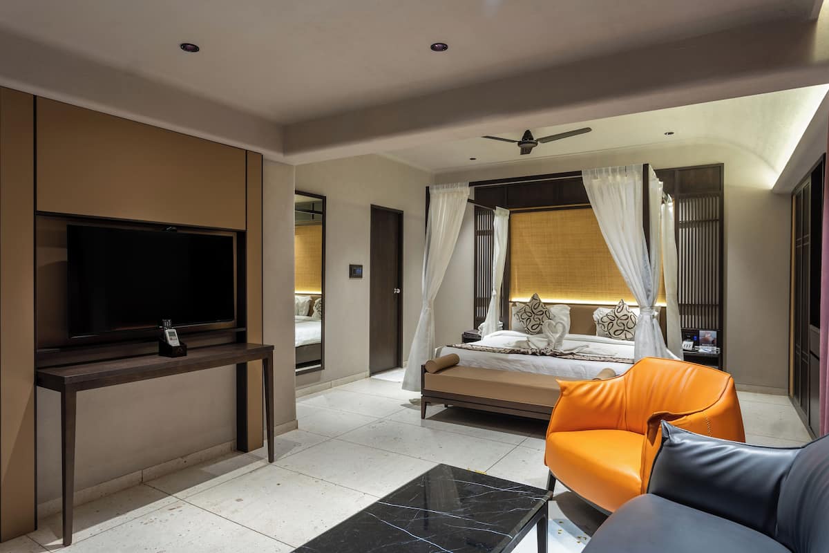 Premium Room WIth Bathtub | Hypo-allergenic bedding, in-room safe, desk, laptop workspace