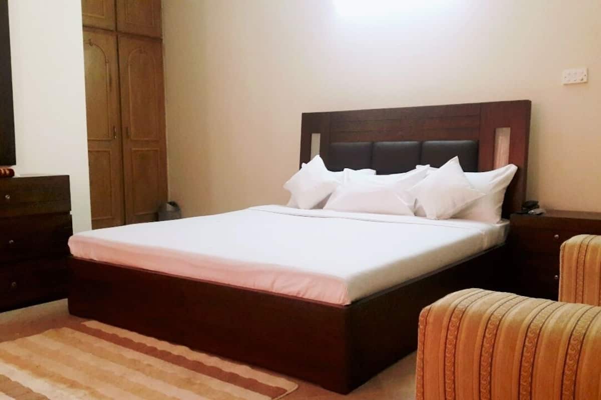 Deluxe kamer, 1 twee- of 2 eenpersoonsbedden, 1 tweepersoonsbed, niet-roken | Een kluis op de kamer, geluiddichte muren, een strijkplank/strijkijzer