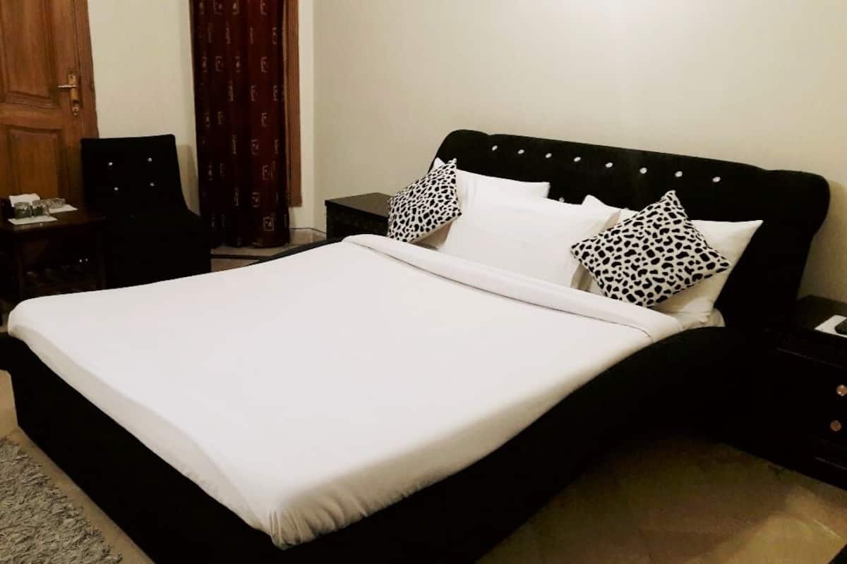 Deluxe kamer, 1 twee- of 2 eenpersoonsbedden, 1 tweepersoonsbed, niet-roken | Een kluis op de kamer, geluiddichte muren, een strijkplank/strijkijzer