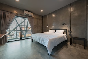 Deluxe Double Room, 1 King Bed-Shared bathroom | Free WiFi, bed sheets - Bed & Bike Hostel (Chiang Rai)