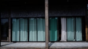 Um edifício com grandes janelas e fachada de concreto.