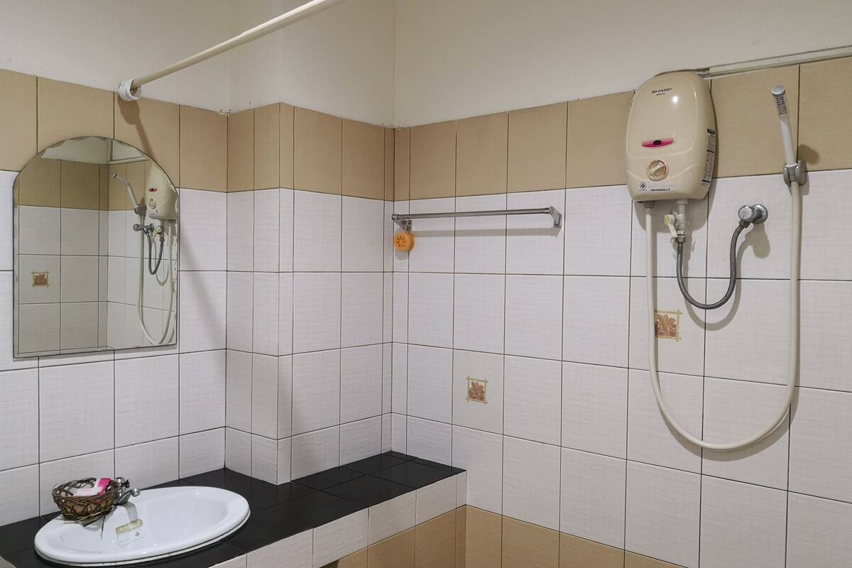 shower, free toiletries