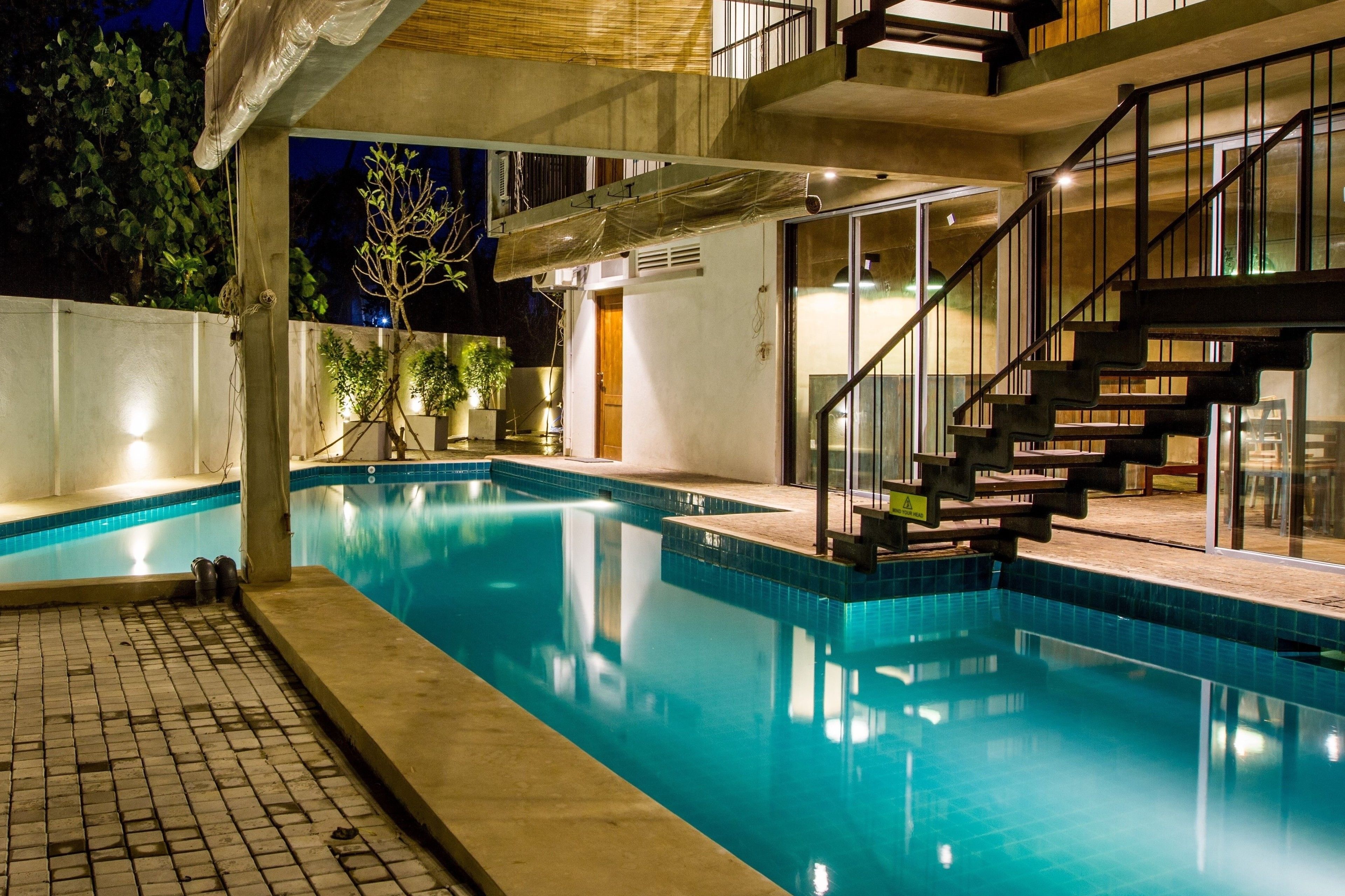 Kolam renang outdoor, dengan kursi berjemur