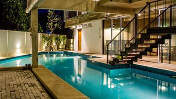 Kolam renang outdoor, dengan kursi berjemur