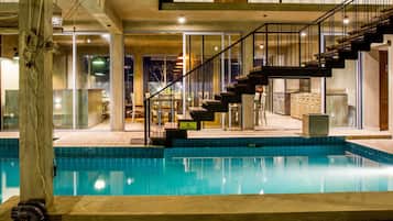 Piscine extérieure, chaises longues
