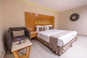 Caja de seguridad en la habitación y tabla de planchar con plancha 