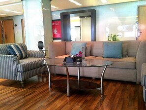 Lobby sitting area - Neyyara Al Takhasossi (Riyadh)