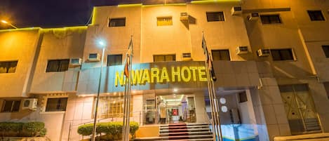 施設の正面 (日没後)