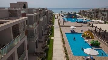 Kolam renang indoor dan 3 kolam renang outdoor