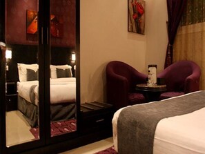 Caja fuerte, tabla de planchar con plancha, wifi gratis