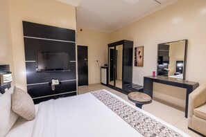 Caja fuerte, tabla de planchar con plancha, wifi gratis