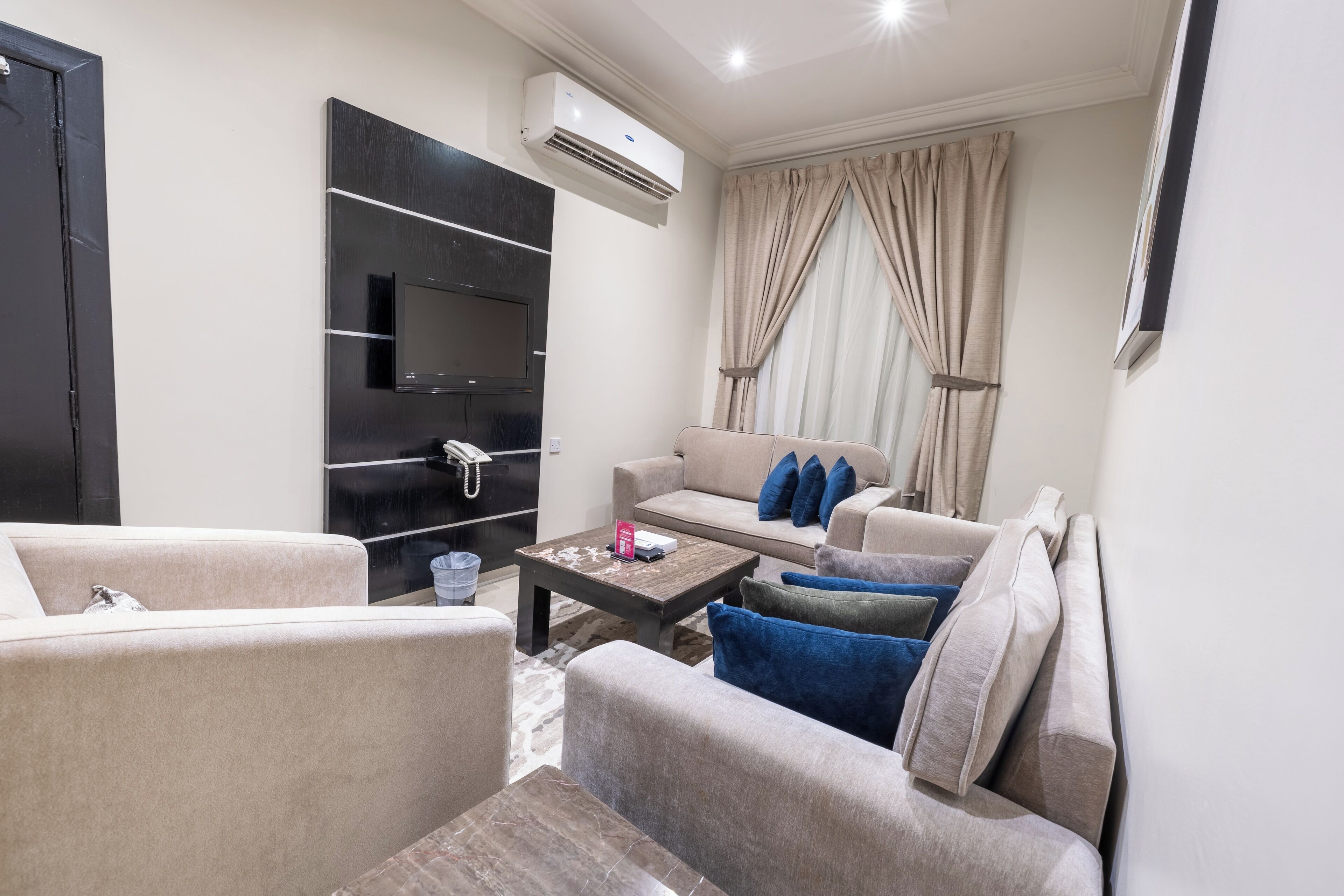 خزنة داخل الغرفة ومكواة/لوح كي وواي فاي مجانًا