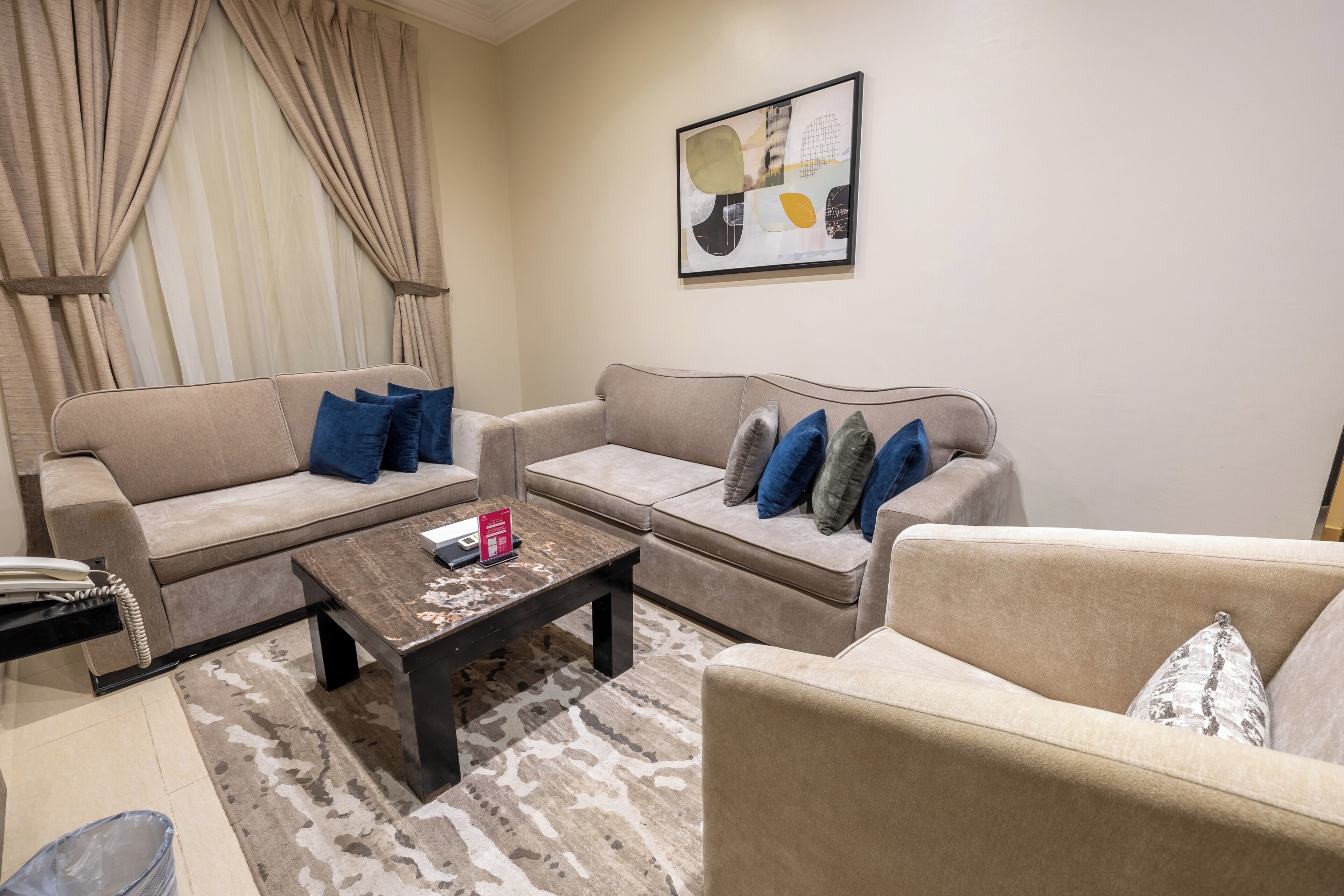 خزنة داخل الغرفة ومكواة/لوح كي وواي فاي مجانًا