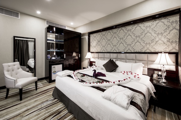 Junior Suite | 1 bedroom, minibar, in-room safe, blackout drapes