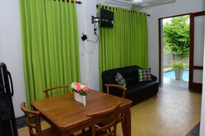 Vila família, 1 cama King, vista para o jardim | Comodidades do quarto